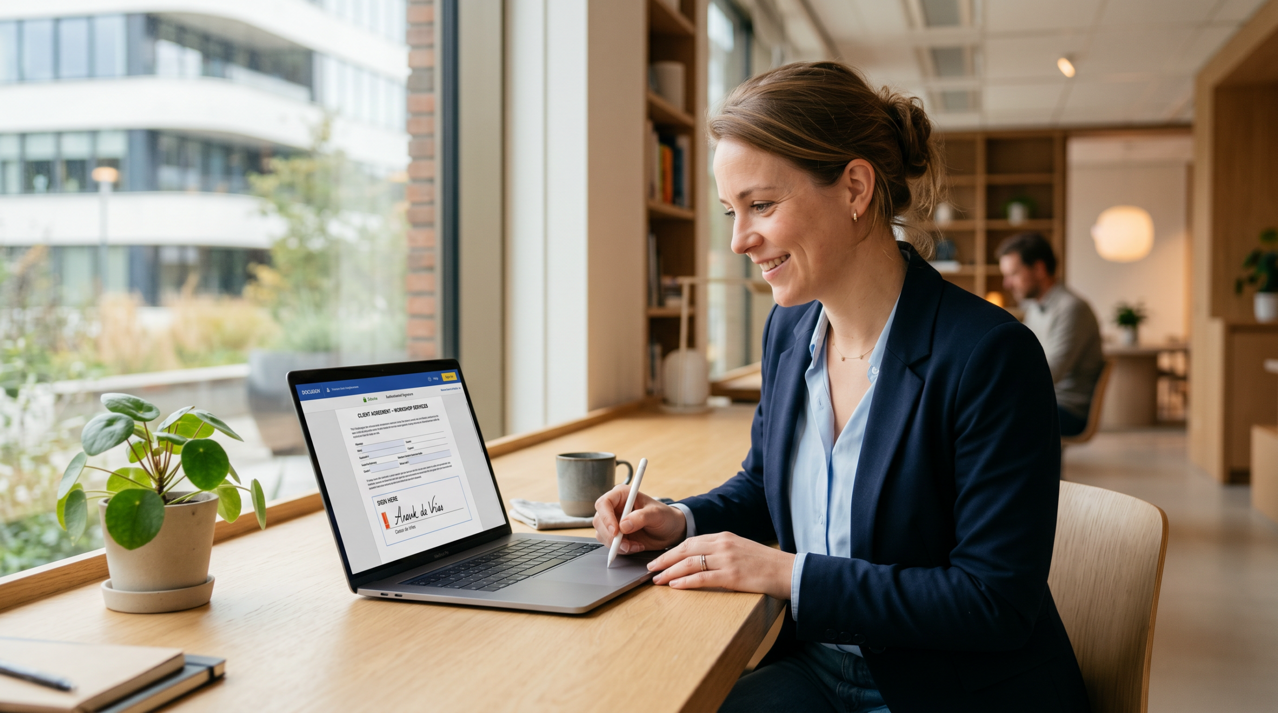 Workshopaanbieder ondertekent digitaal contract op laptop